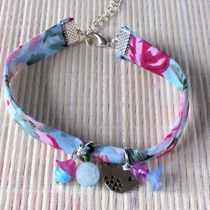 Bracelet 19cm, ruban fleuri bleu doux et rose, petit oiseau