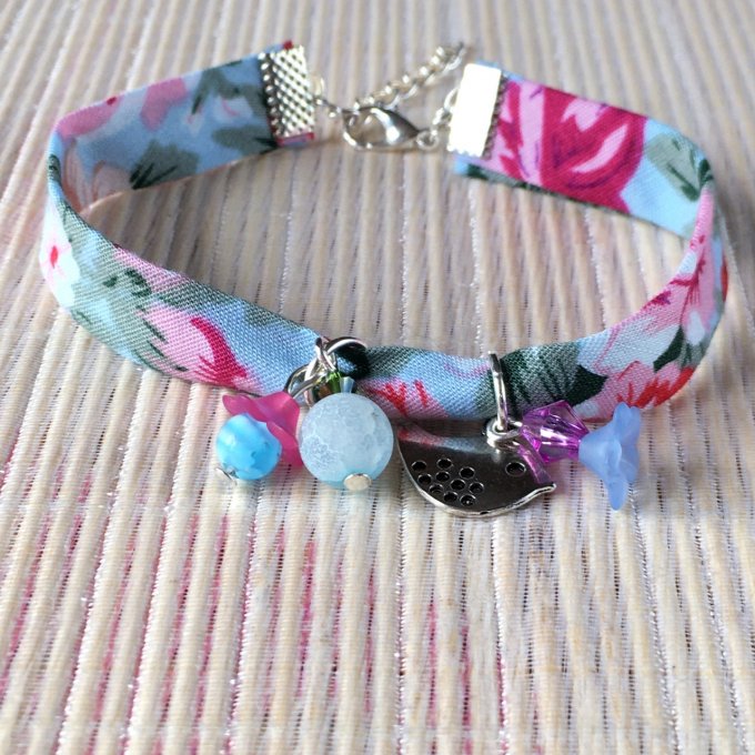 Bracelet 19cm, ruban fleuri bleu doux et rose, petit oiseau