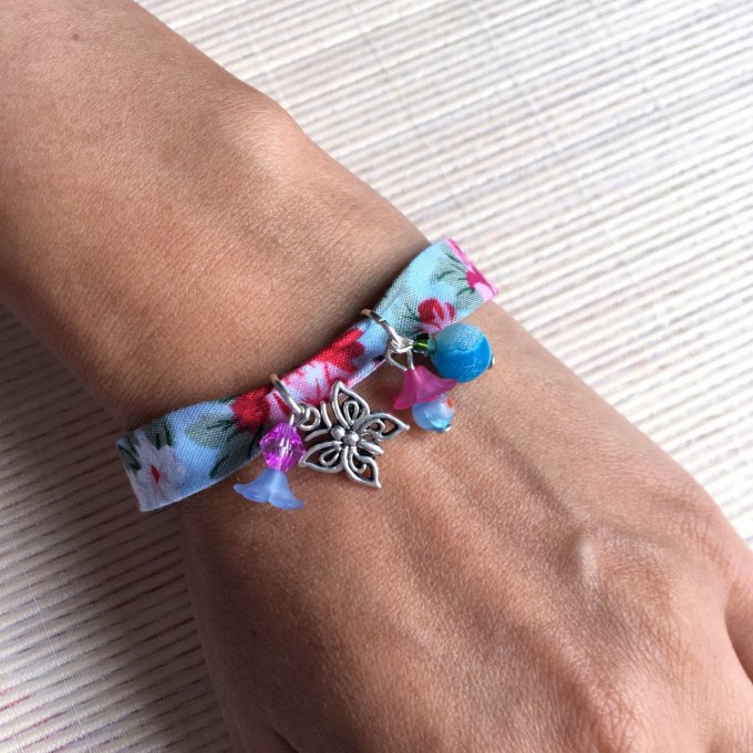 Bracelet 18cm, ruban fleuri bleu doux et rose, papillon