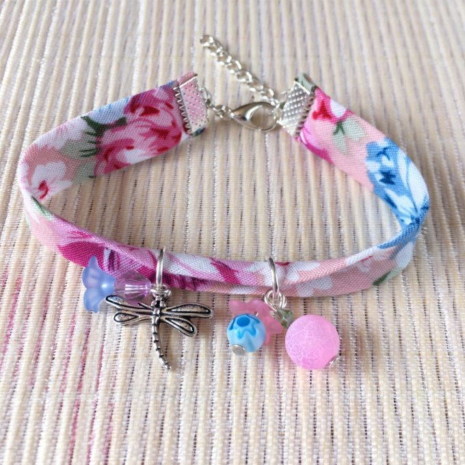 Bracelet 17cm, ruban fleuri rose doux et bleu, libellule