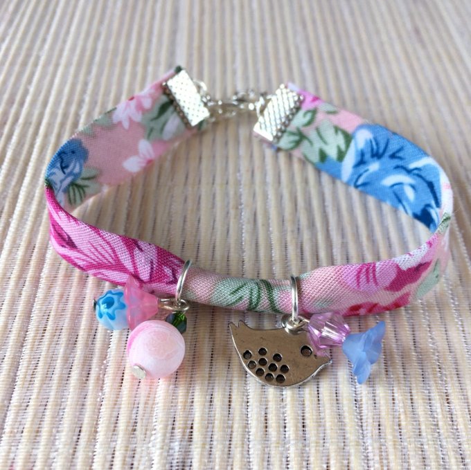 Bracelet 18cm, ruban fleuri rose et bleu, petit oiseau