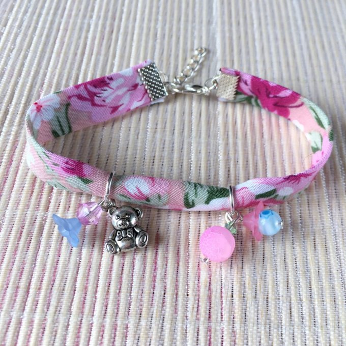 Bracelet 19cm, ruban fleuri rose doux et bleu, petit ourson