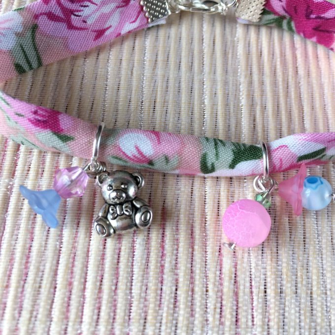 Bracelet 19cm, ruban fleuri rose doux et bleu, petit ourson