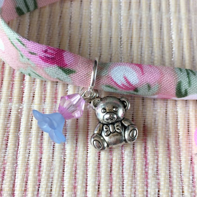 Bracelet 19cm, ruban fleuri rose doux et bleu, petit ourson