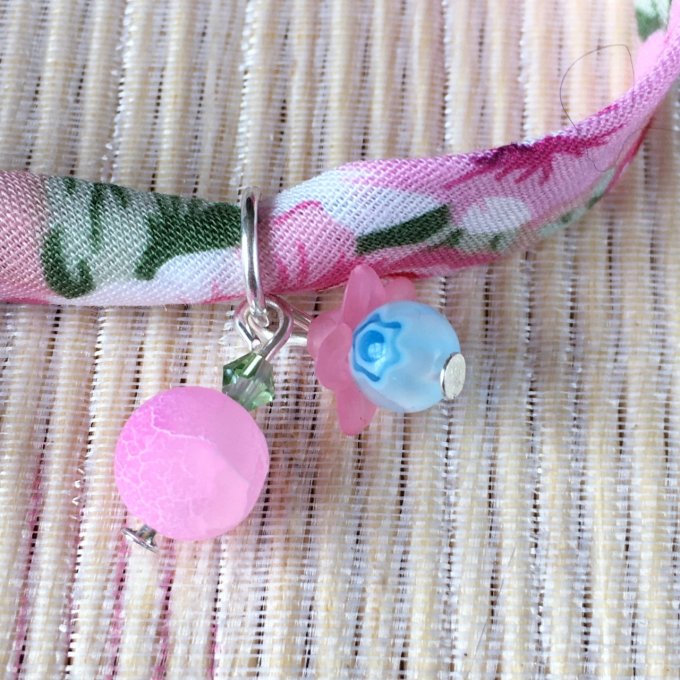 Bracelet 19cm, ruban fleuri rose doux et bleu, petit ourson