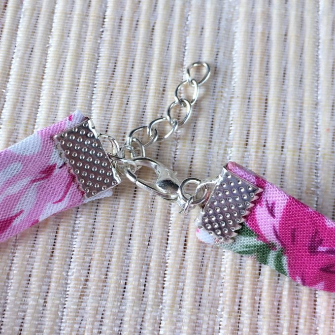 Bracelet 19cm, ruban fleuri rose doux et bleu, petit ourson