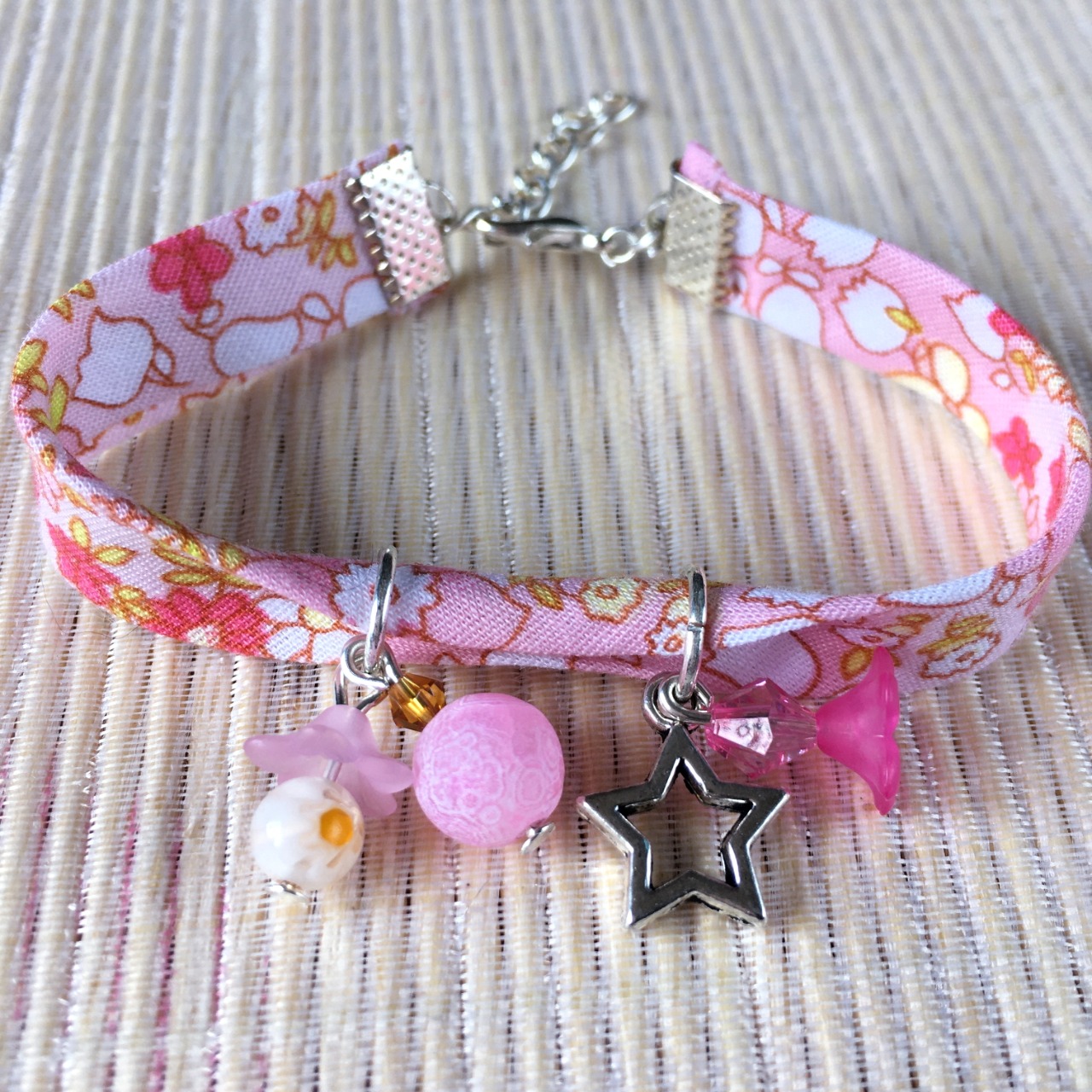 Bracelet 17cm; ruban fleuri rose doux et blanc, étoile