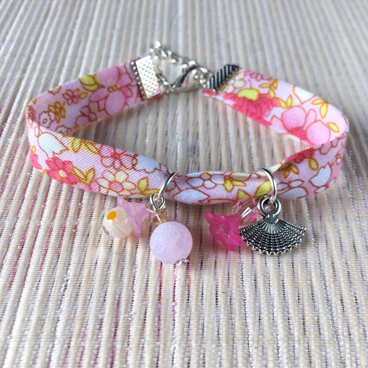 Bracelet 18cm, ruban fleuri rose doux et blanc, éventail