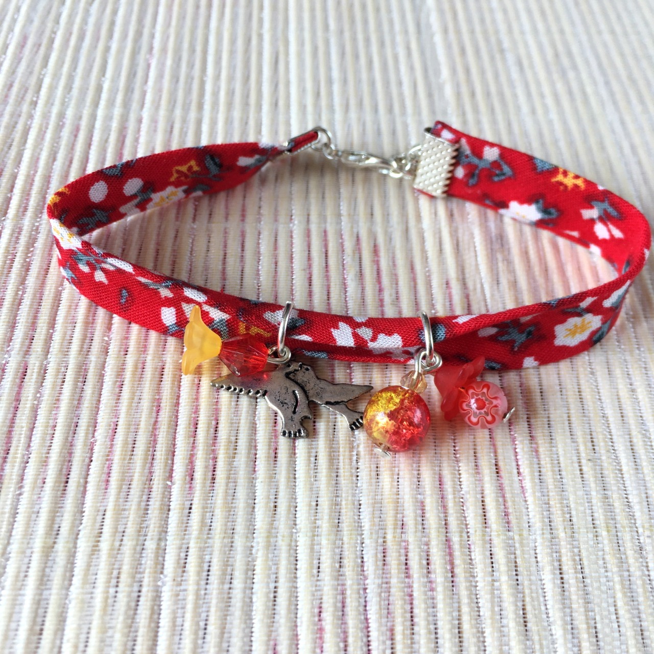 Bracelet 19cm, ruban fleuri rouge et blanc, couple oiseaux