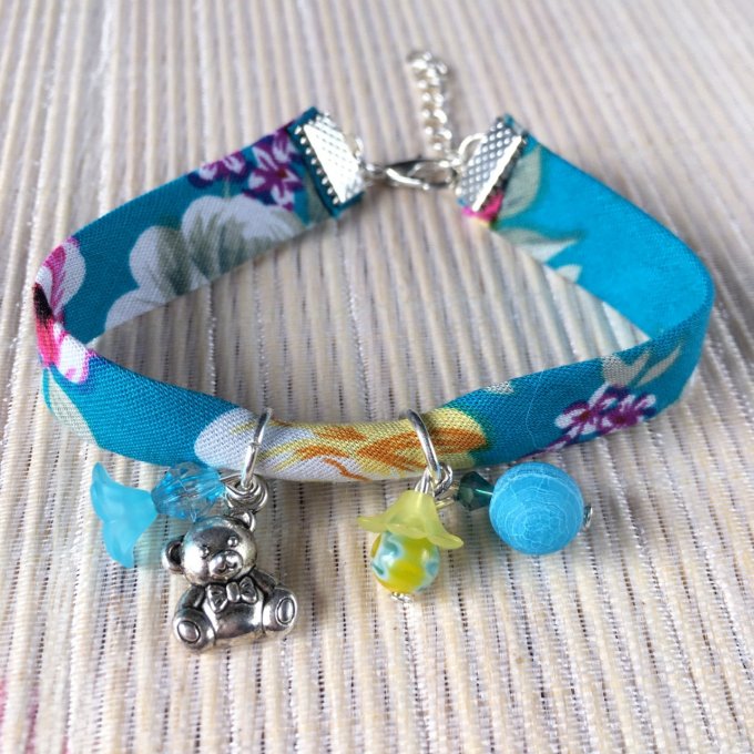 Bracelet 17cm, ruban fleuri turquoise et rose, petit ourson