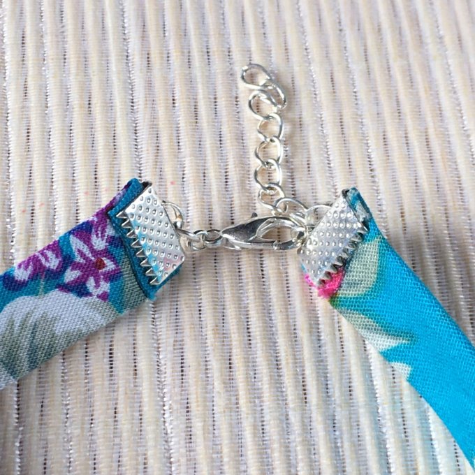 Bracelet 17cm, ruban fleuri turquoise et rose, petit ourson