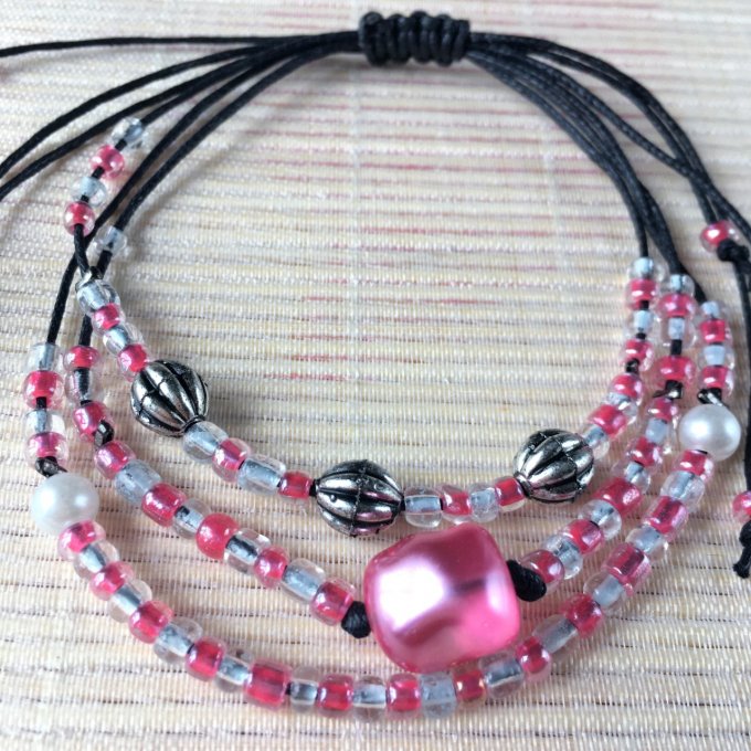 Bracelet triple rang, rose vif et gris sur fil noir