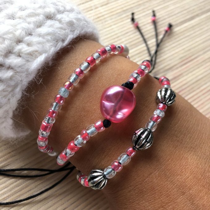 Bracelet triple rang, rose vif et gris sur fil noir