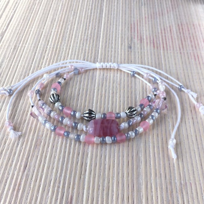 Bracelet triple rang, rose doux et gris sur fil coton blanc