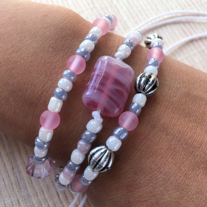 Bracelet triple rang, rose doux et gris sur fil coton blanc