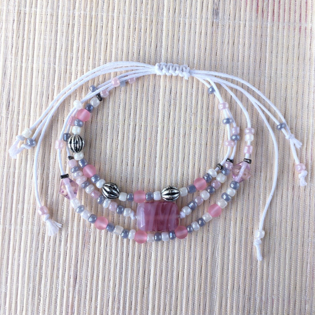 Bracelet triple rang, rose doux et gris sur fil coton blanc