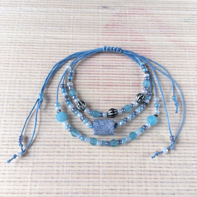 Bracelet triple rang, bleu ciel sur fil bleu