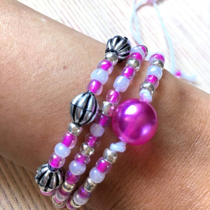 Bracelet triple rang, rose fluo et gris, sur fil blanc