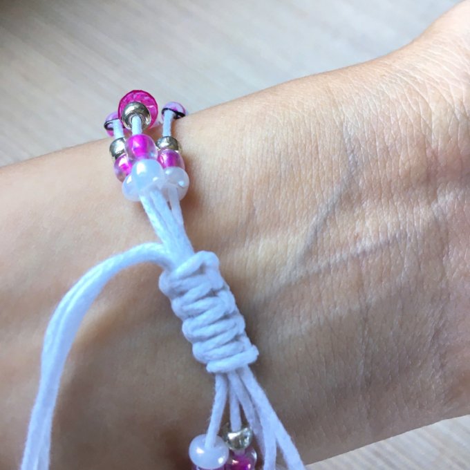 Bracelet triple rang, rose fluo et gris, sur fil blanc