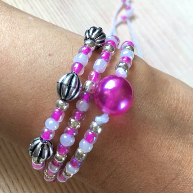 Bracelet triple rang, rose fluo et gris, sur fil blanc