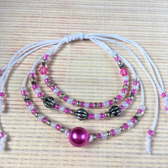 Bracelet triple rang, rose fluo et gris, sur fil blanc