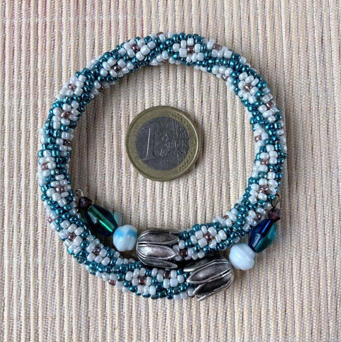 Bracelet jonc en perles de rocailles bleu métallisé, beige et rose 