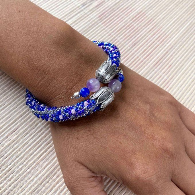 Bracelet jonc en perles de rocailles bleu, rose & argenté 