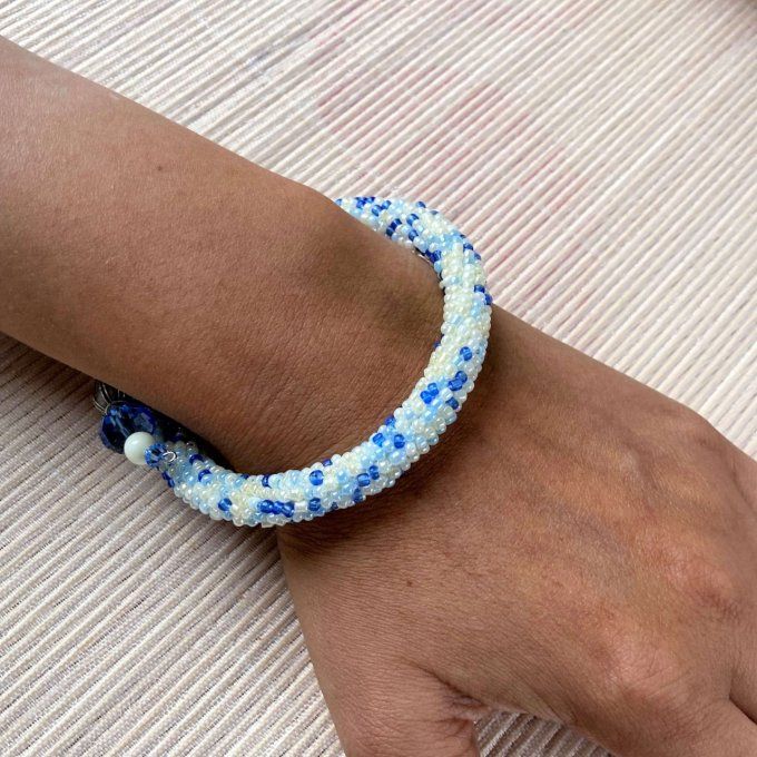 Bracelet jonc en perles de rocailles beige et bleu