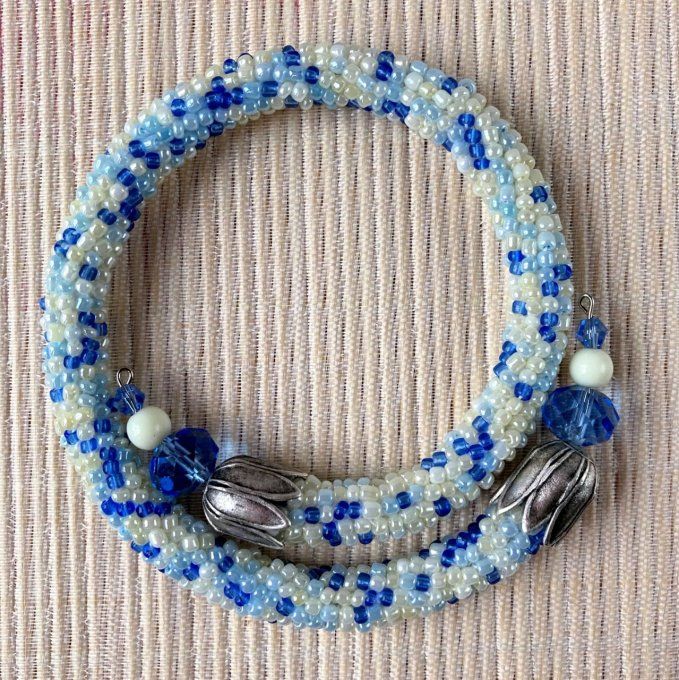 Bracelet jonc en perles de rocailles beige et bleu