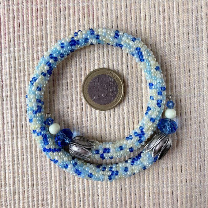 Bracelet jonc en perles de rocailles beige et bleu