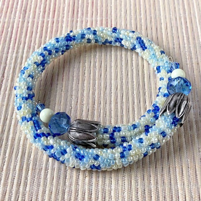 Bracelet jonc en perles de rocailles beige et bleu