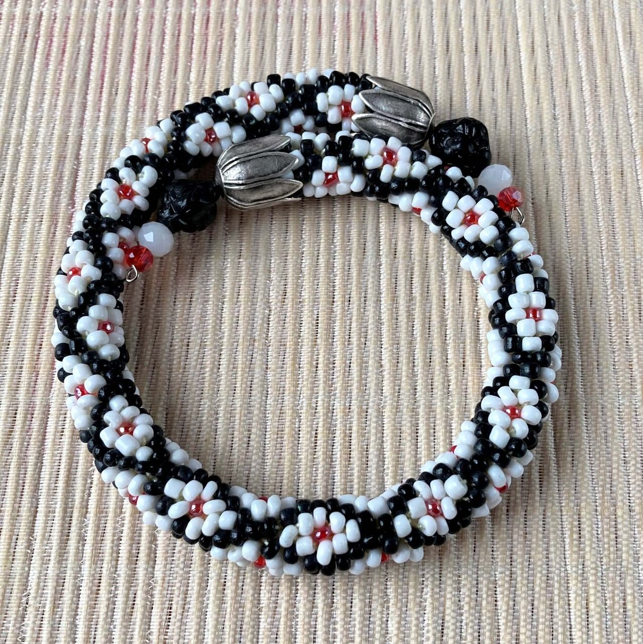 Bracelet jonc en perles de rocailles noir, blanc et rouge 