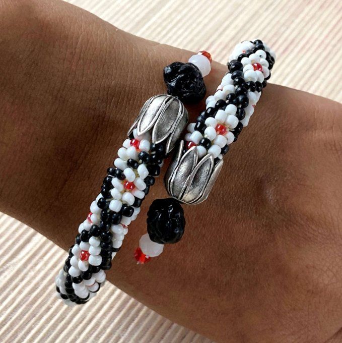 Bracelet jonc en perles de rocailles noir, blanc et rouge 