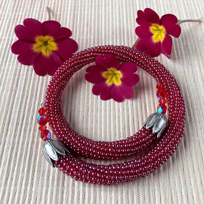 Bracelet jonc en perles de rocailles rouge bordeaux, double tour 