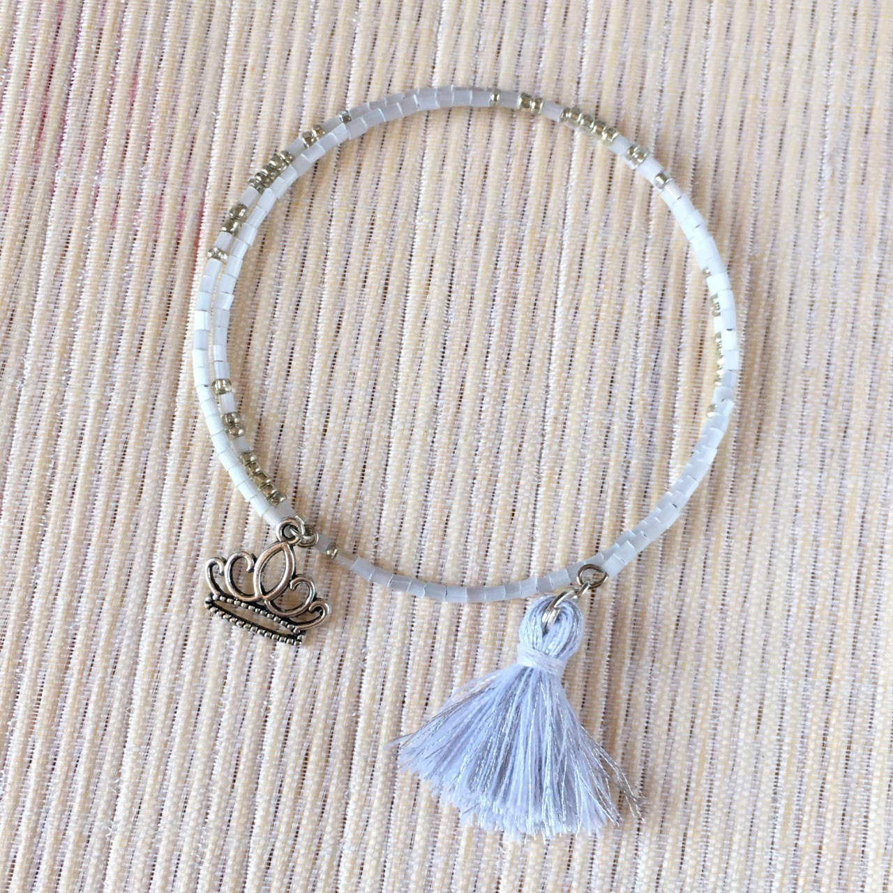 Bracelet circulaire en perles de rocailles blanc et argent, couronne