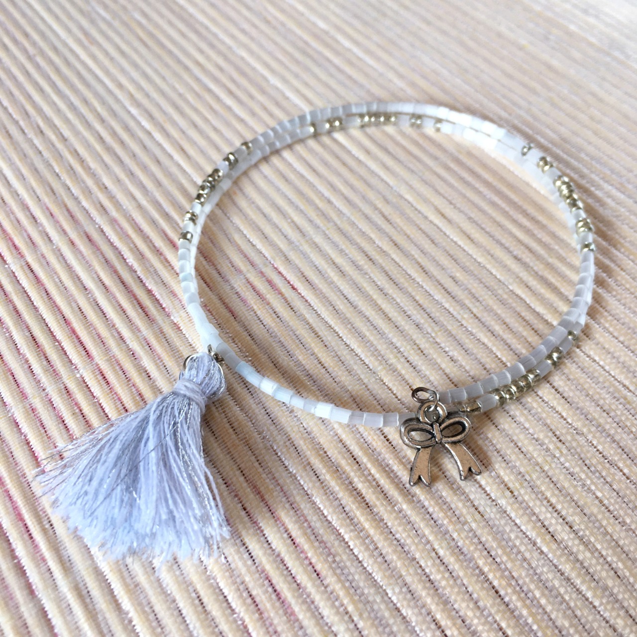 Bracelet circulaire en perles de rocailles blanc et argent, nœud