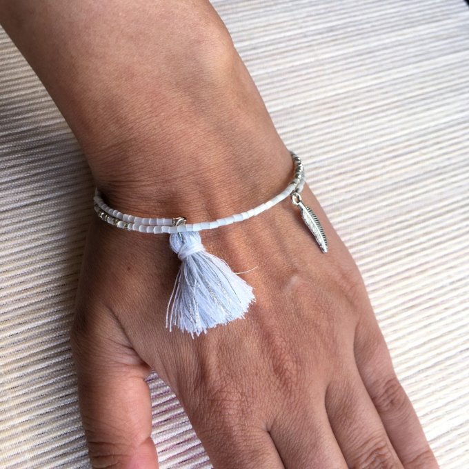Bracelet circulaire en perles de rocailles blanc et argent, plume 