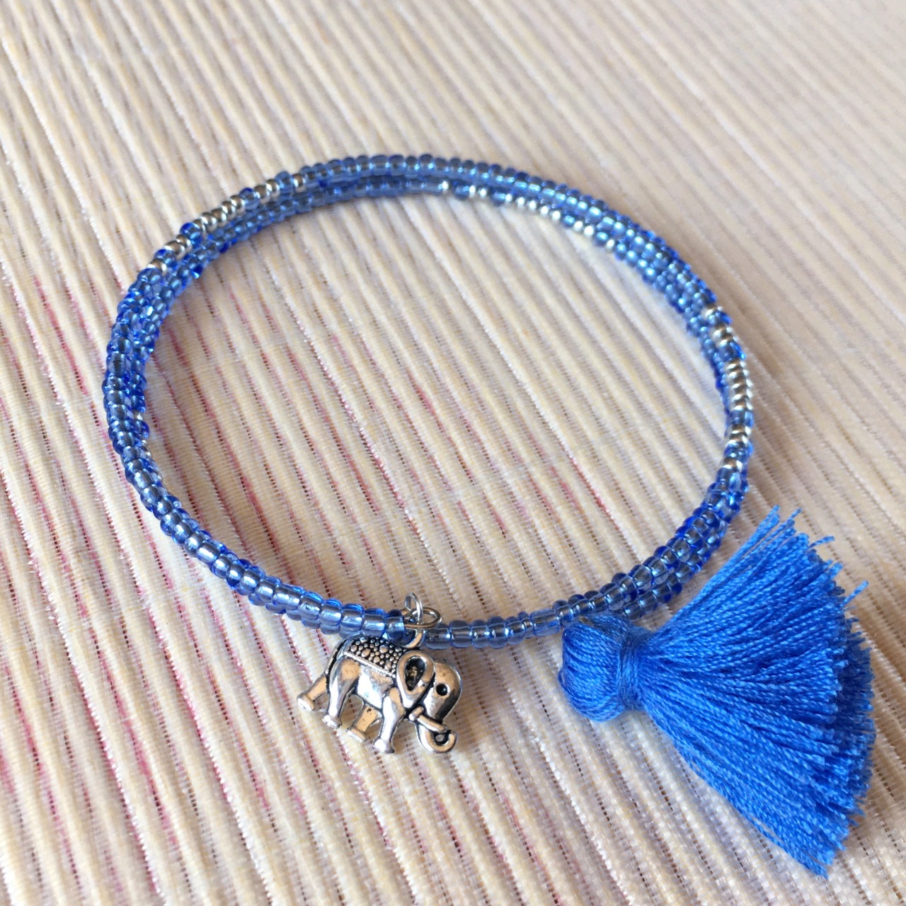 Bracelet circulaire, perles de rocailles bleu & argent, éléphant & libellule