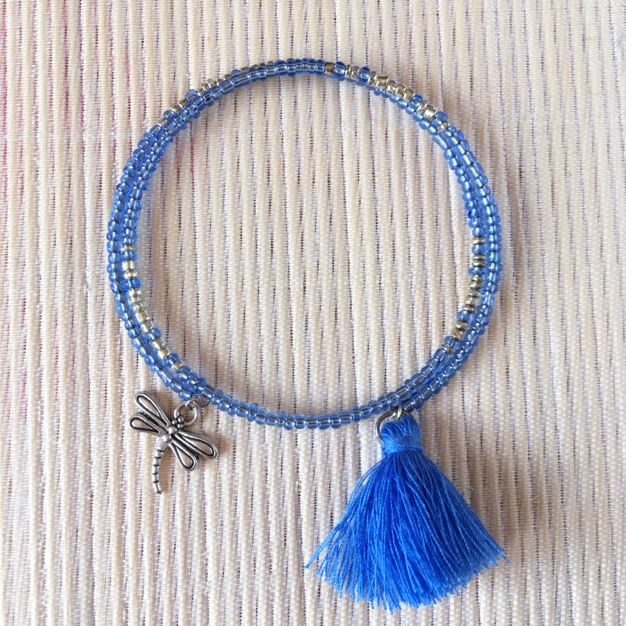 Bracelet circulaire en perles de rocailles bleu et argent, libellule & papillon