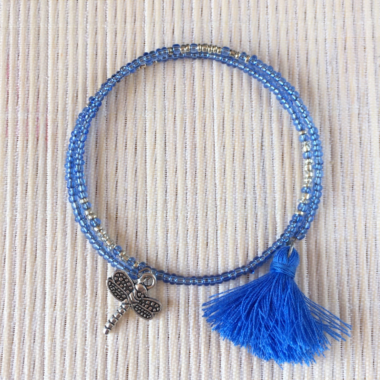Bracelet circulaire, perles de rocailles bleu & argent, éléphant & libellule