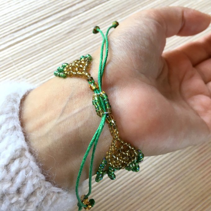 Bracelet croisillons en rocaille vert et doré