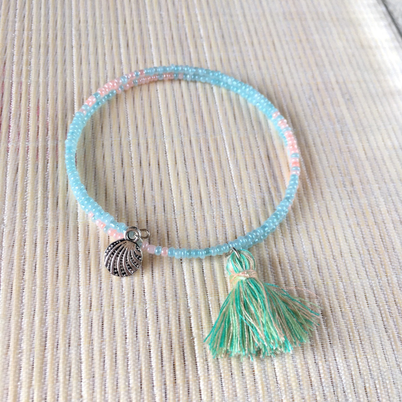 Bracelet circulaire en perles de rocailles vert et saumon, coquillage