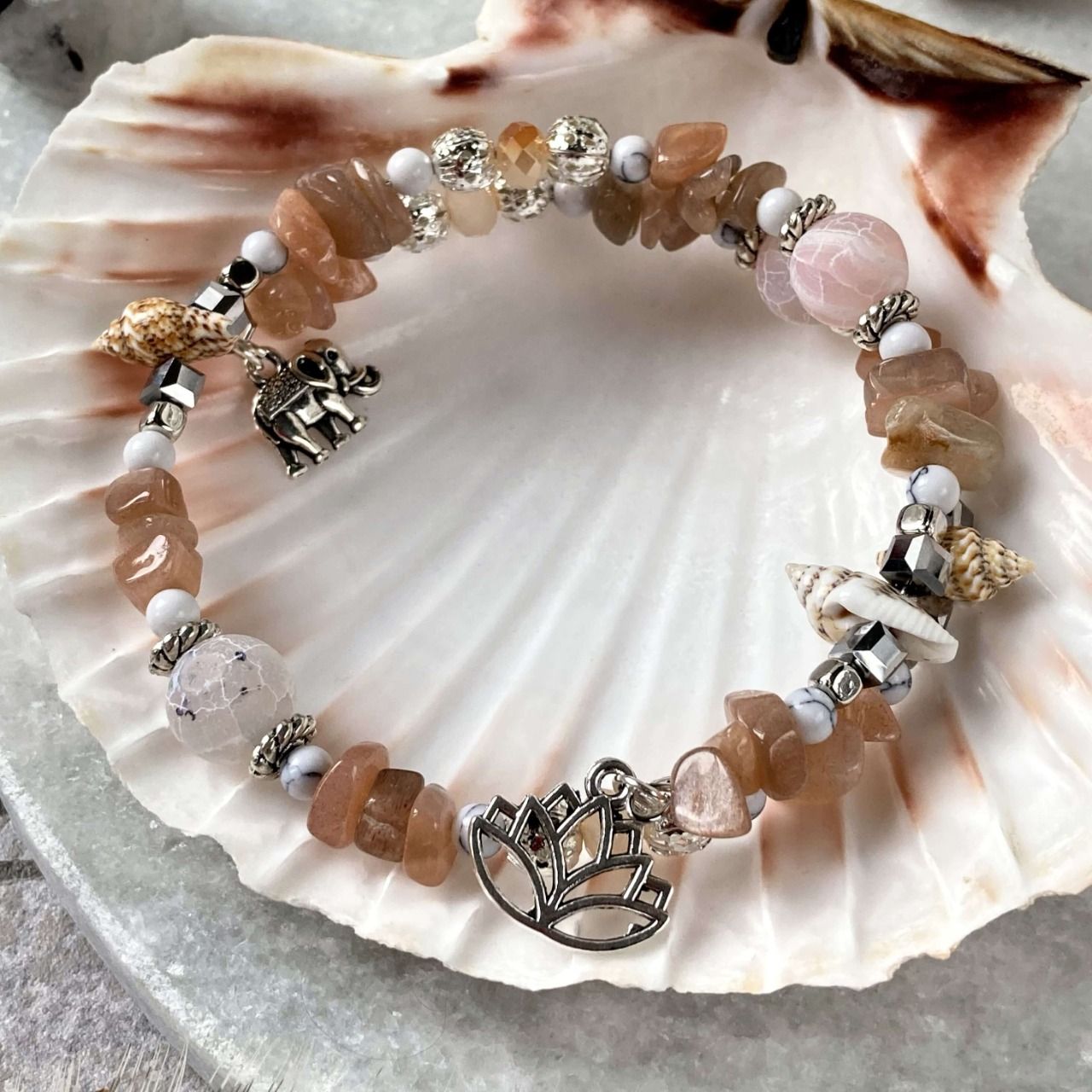 Bracelet Jonc en Pierre de Lune orangée, perles, coquillages, breloques lotus & éléphant