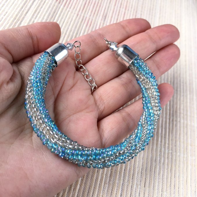 Bracelet rocailles argenté et bleu vif, torsade russe