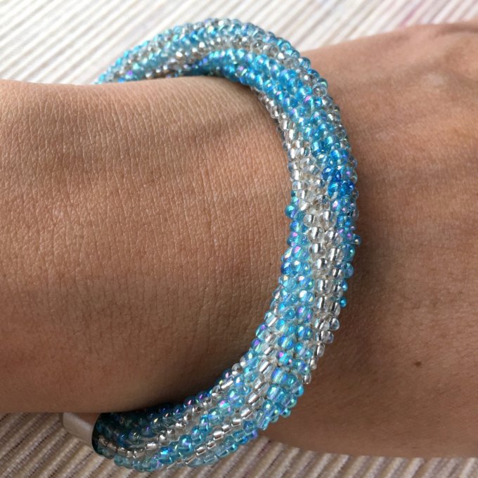 Bracelet rocailles argenté et bleu vif, torsade russe