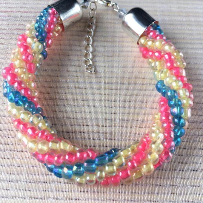 Bracelet grosses rocailles rose, jaune et bleu, torsade russe