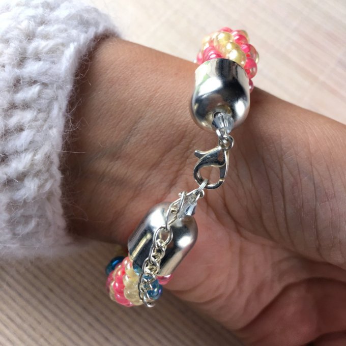 Bracelet grosses rocailles rose, jaune et bleu, torsade russe