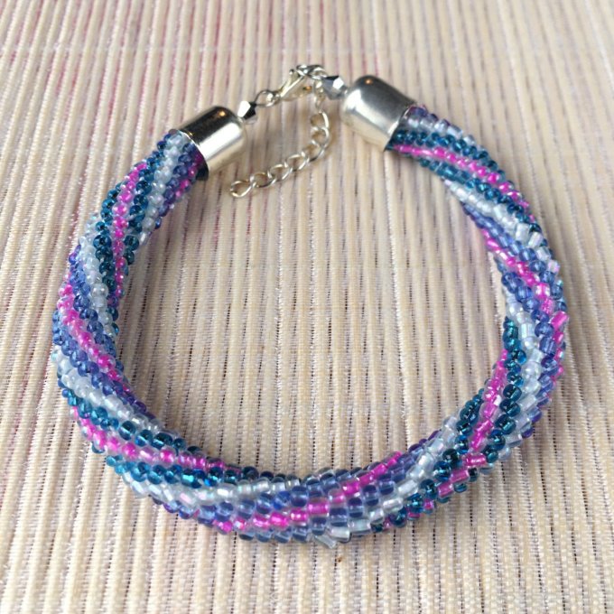 Bracelet rocailles bleu, rose, blanc, torsade russe