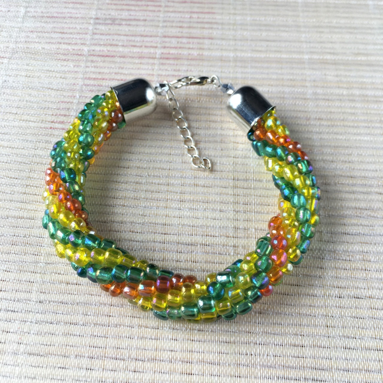 Bracelet grosses rocailles vert, jaune et orange, torsade russe