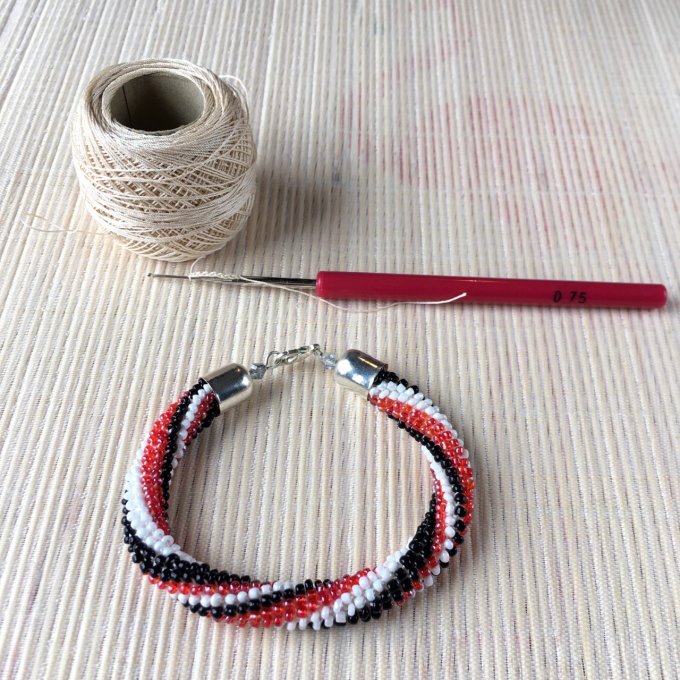 Bracelet rocailles rouge, noir, blanc, torsade russe